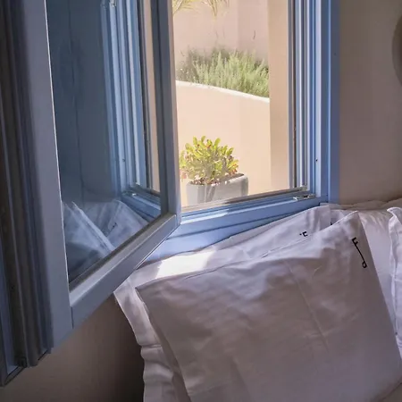 Pink Freud Santorini Villa Oia (Santorini)