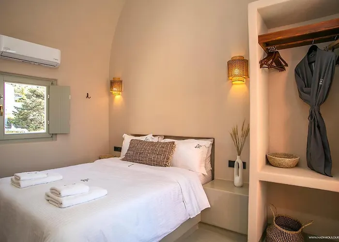 Pink Freud Santorini * Oia