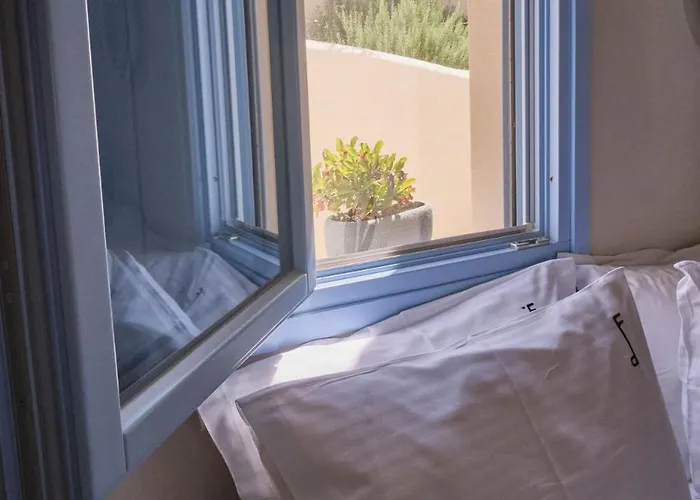 Pink Freud Santorini Villa Oia