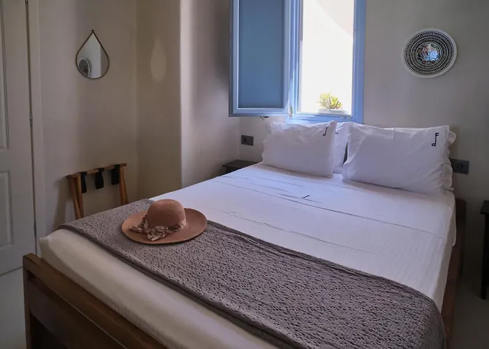 Pink Freud Santorini Villa Oia