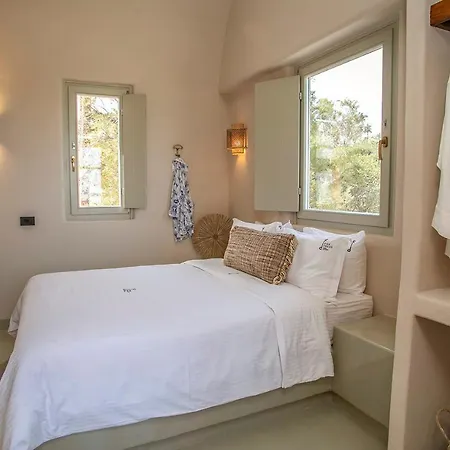 Pink Freud Santorini Willa Oia