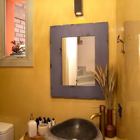 Willa Pink Freud Santorini