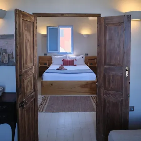 Willa Pink Freud Santorini Oia