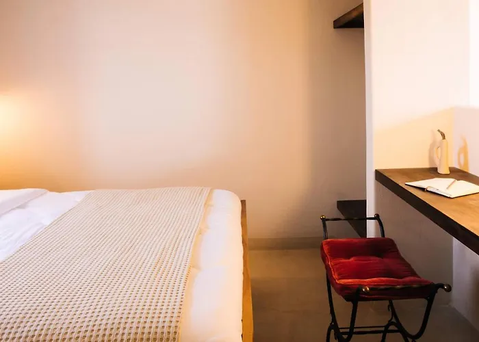 Willa Pink Freud Santorini