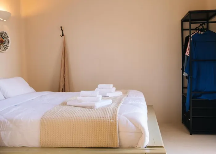 Pink Freud Santorini Willa Oia