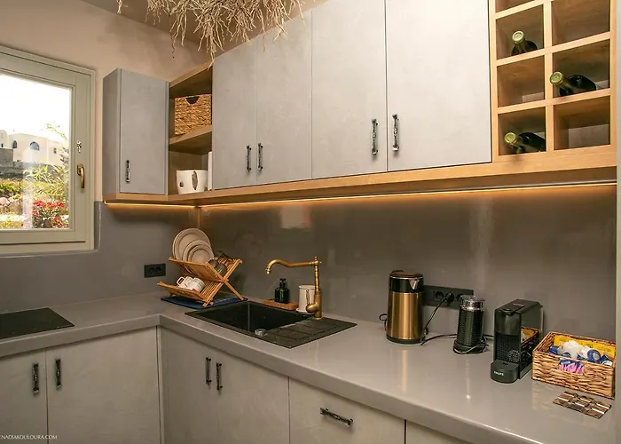 Willa Pink Freud Santorini *