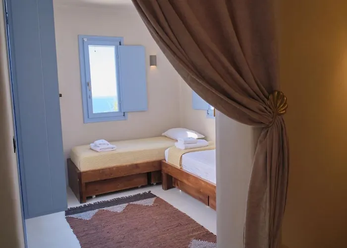 Willa Pink Freud Santorini Oia