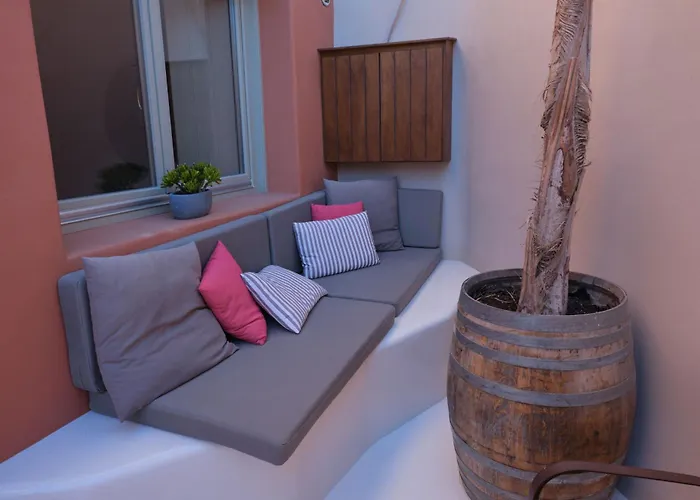 Willa Pink Freud Santorini Oia