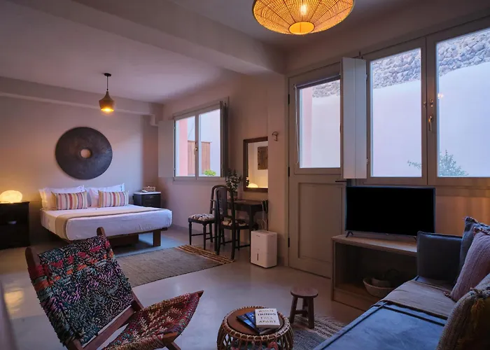 Pink Freud Santorini Willa Oia