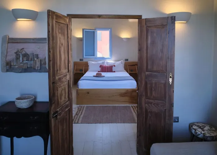 Willa Pink Freud Santorini Oia