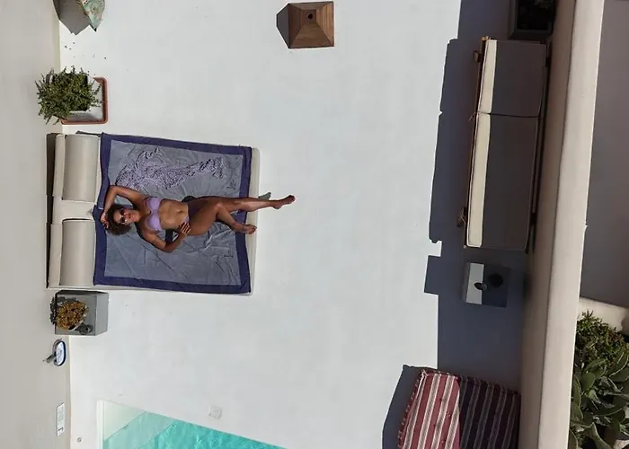 Willa Pink Freud Santorini Oia